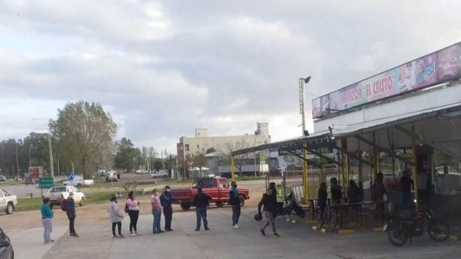 La escasez de cigarrillos por la pandemia, reflejada entre memes y escenas de la vida cotidiana en Azul.