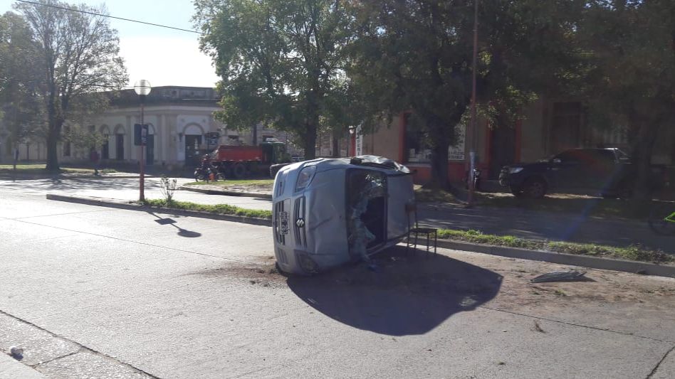 El estado en que quedó el Suzuki Fun que volcó. Al auto lo conducía una mujer de 41 años que está embarazada.