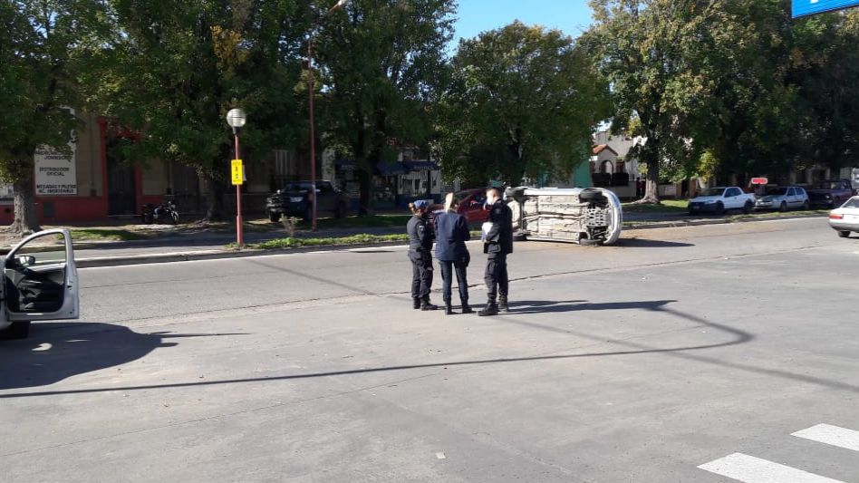 Espectacular vuelco de un auto en la Avenida Mitre