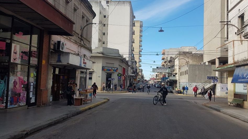 La calle central de esta ciudad con escasos transeúnte ayer con el inicio de la peatonal en el horario de comercios abiertos. POCISIÓN ADELANTADA.COM.AR