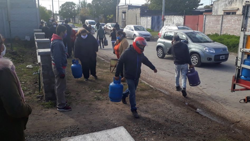 Todos Azul llevó a los barrios la garrafa a precio justo 