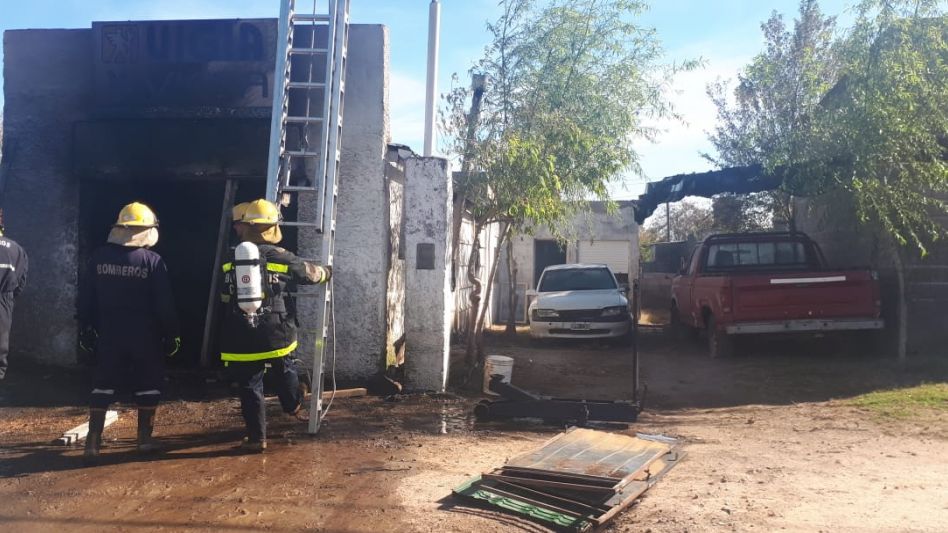 El incendio originado en un taller de su propiedad le había provocado lesiones de extrema gravedad al joven cachariense que falleció este jueves. FOTOS: SUBCOMISARÍA CACHARÍ/PBA