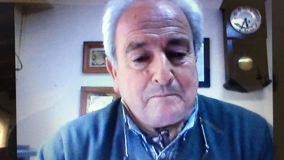 Juan Adolfo Lafontaine iniciando la primera venta por Internet de Los Tigres e invitados. La cabaña vendió todo lo ofrecido.