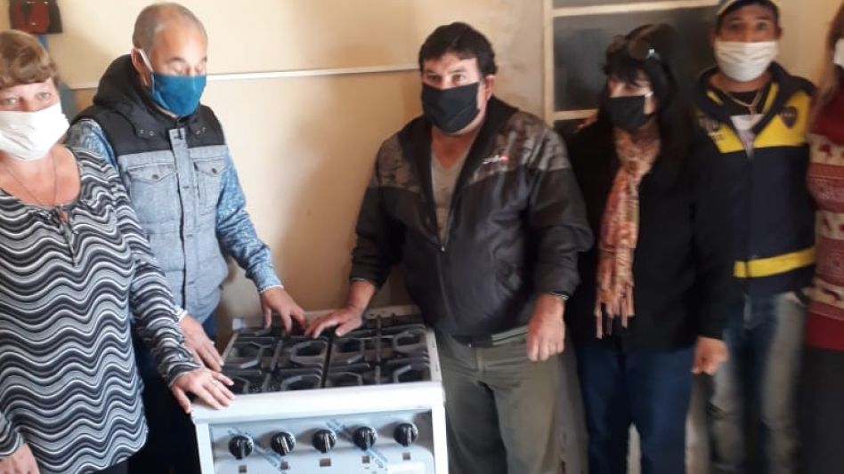 Días pasado se entregó la cocina. La señora Bermay la compró en una casa de electrodomésticos que está en Mar del Plata y en Azul, y de la sucursal local se retiró. GENTILEZA DARIO FLAMENGO   