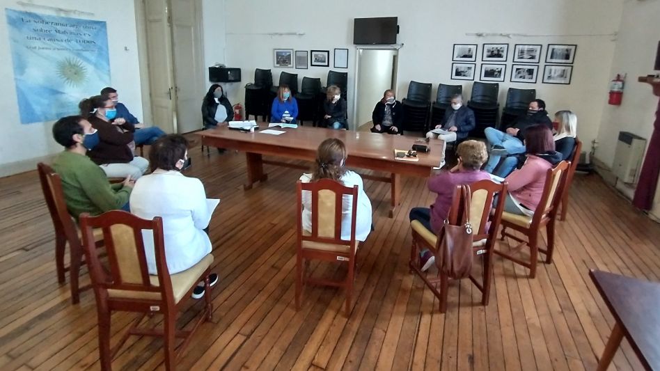 Seis referentes del plenario de comisiones vecinales se reunieron el lunes pasado con concejales para dialogar sobre las necesidades que hay en los barrios en tiempos de pandemia. 