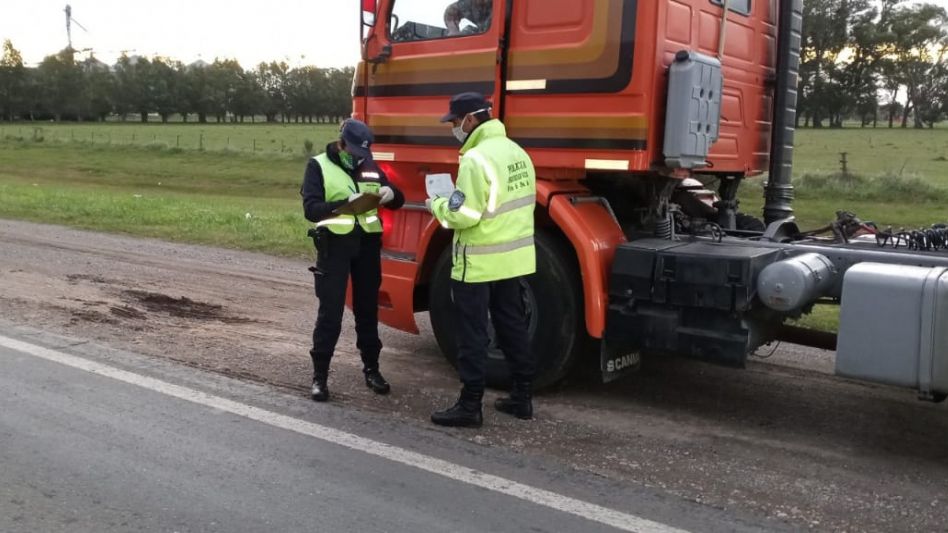 Un importante operativo de seguridad vial se llevó a cabo sobre la Ruta 3, en cercanías a uno de los ingresos principales a esta ciudad. FOTOS Y VIDEOS: VIAL AZUL/PBA