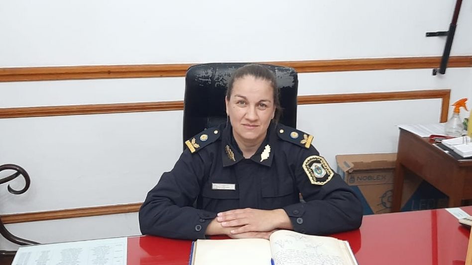 Carolina Cabrera, la comisaria Inspectora que ahora quedó a cargo de la Jefatura de Estación de Policía Departamental de Seguridad de Azul. JEPDS AZUL/PBA