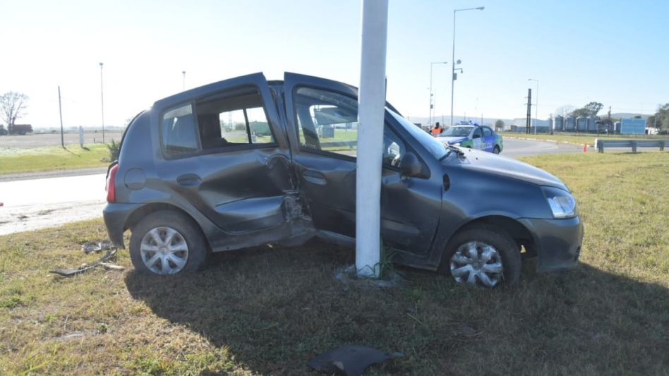 La azuleña que resultó lesionada en este accidente de tránsito viajaba como acompañante en un Renault Clío que se despistó y volcó. FOTOS: EN LÍNEA NOTICIAS/OLAVARRÍA     