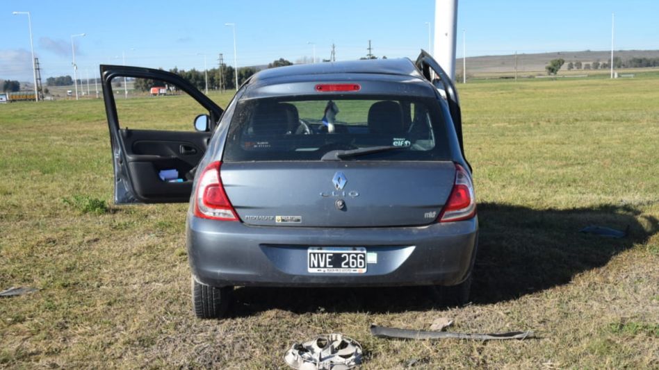 Volcó un auto en el que viajaba un matrimonio de Azul