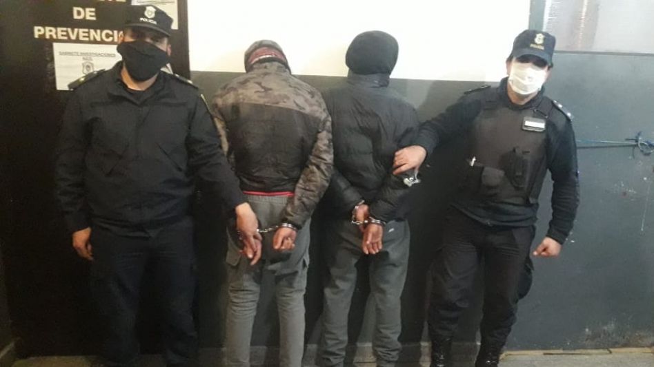 Los dos jóvenes que fueron arrestados por este hecho, ocurrido en horas de la noche del domingo pasado en el Depósito Judicial.  SECCIONAL PRIMERA AZUL/PBA