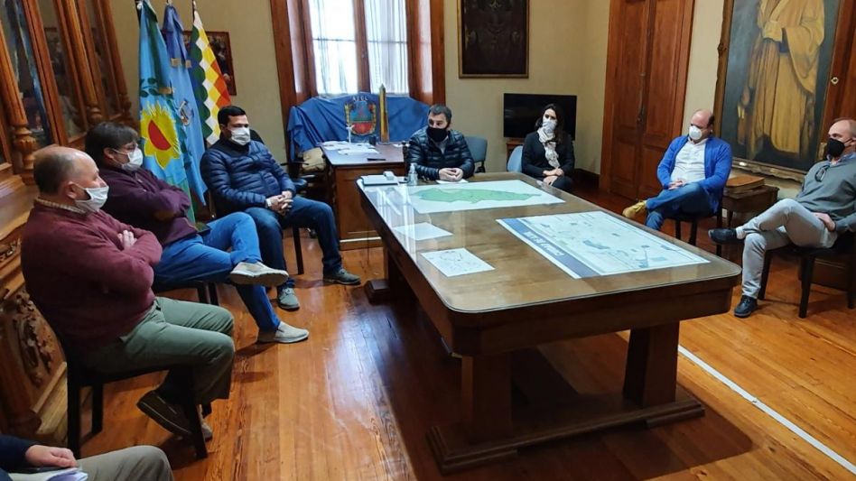 La reunión que se concretó en el despacho oficial y donde se determinó la modificación del horario comercial. PRENSA MUNICIPAL