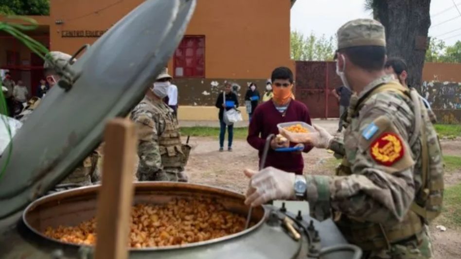 El Ejército Argentino apoya en tareas sociales como alimentación y abrigo para los compatriotas más necesitados ante la pandemia de Covid-19, dengue y otras situaciones.