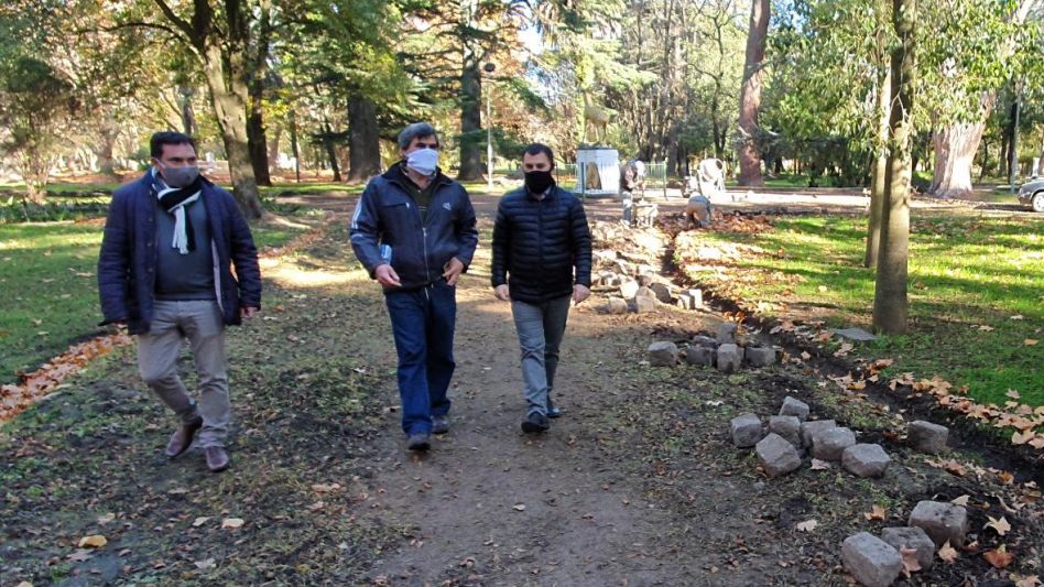 Bertellys el día que visitó el parque municipal y comprobó el avance de las tareas que se llevan adelante en ese lugar.    PRENSA MUNICIPAL