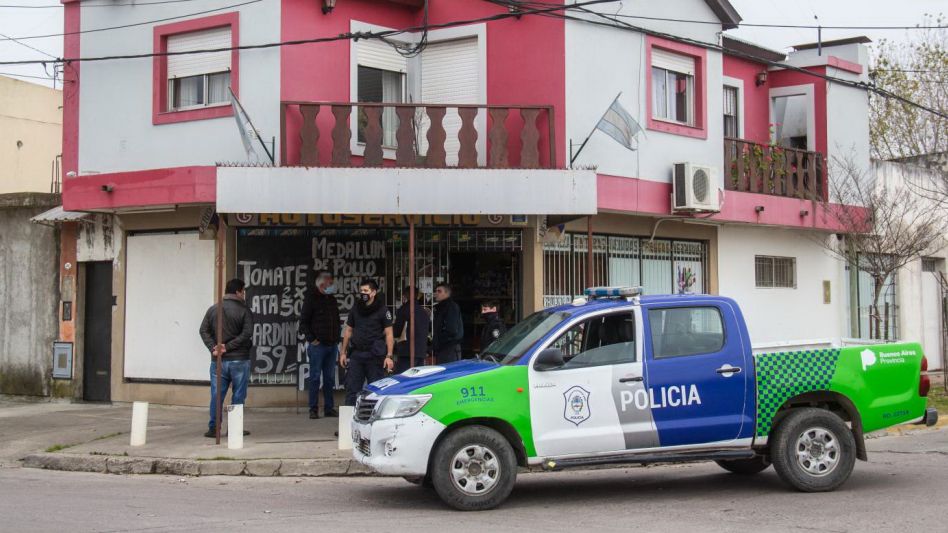 Efectivos policiales se hicieron presentes ayer a la mañana en el autoservicio donde este robo a mano armada, cuando habían transcurrido unos minutos de la hora ocho, se produjo. N.MURCIA