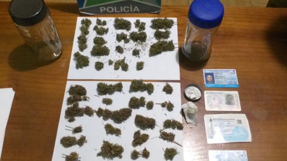 Los varones arrestados viajaban en un Ford Focus. En su poder tenían marihuana y cocaína. FOTOS: VIAL AZUL/PBA