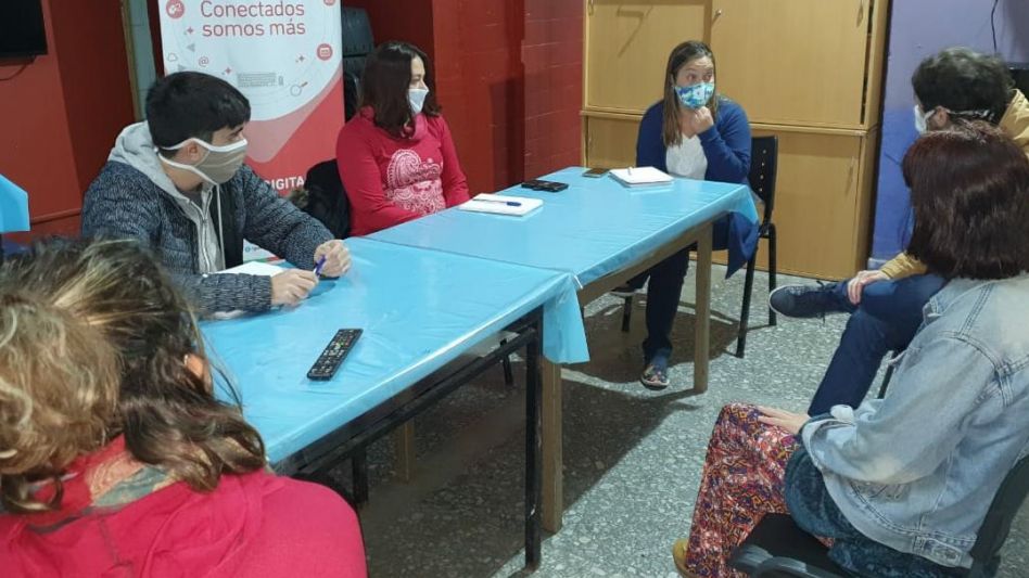 La secretaria de cultura, Maya Vena, encabezó el encuentro con los estudiantes y referentes del Plenario Educativo de Azul.    PRENSA MUNICIPAL