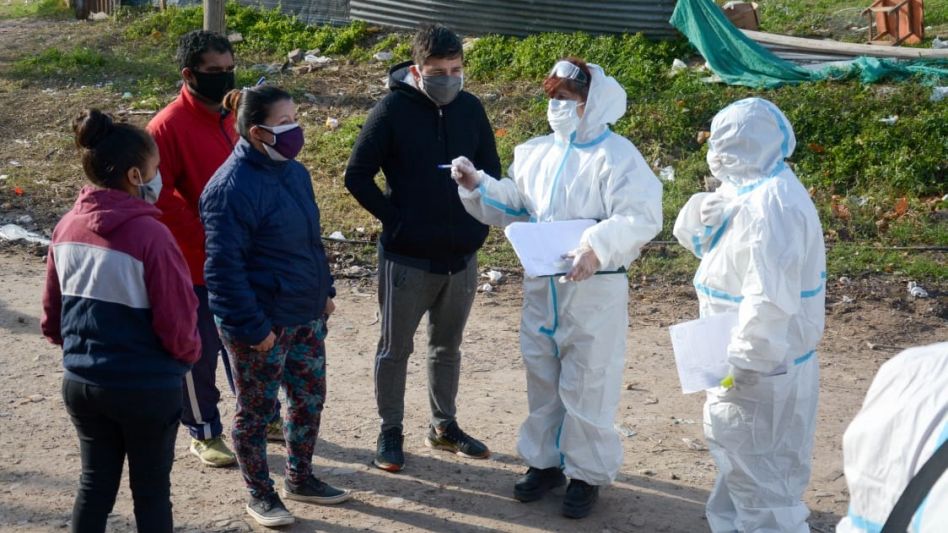 Autoridades bonaerenses siguen trabajando en Villa Azul.