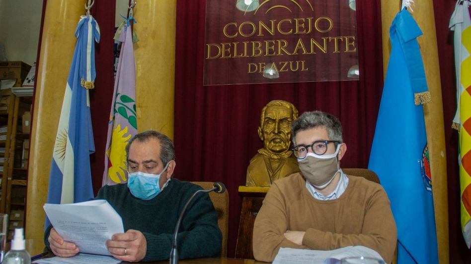 El presidente del Concejo Deliberante de Azul, Juan Sáenz, acompañado por el secretario del cuerpo, Federico Castrovinci, ayer durante la sesión especial donde se aprobó la rendición de cuentas. NICOL