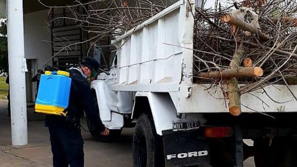 Privados de libertad de la U-30 de General Alvear, de manera solidaria, cortan y trituran leña con los troncos y ramas recolectados en la poda de árboles de la zona urbana de la ciudad. PRENSA SPB