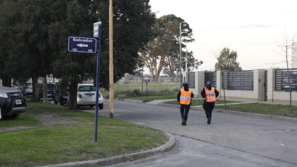 Personal policial, presente ayer en el Barrio Güemes para realizar recorridas tendientes a prevenir ilícitos. ANGIE DÍAZ JACQUOT