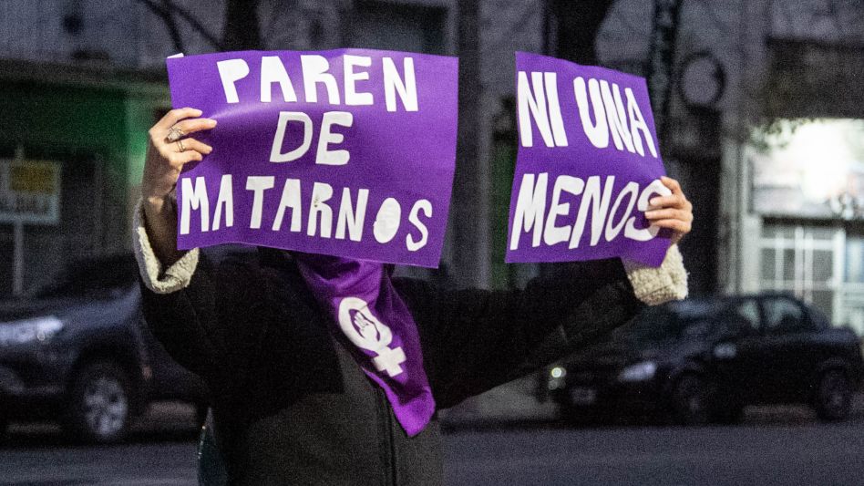 Las mujeres organizadas y movilizadas realizaron una intervención en la zona de avenida 25 de mayo y San Martín. ANGIE DÍAZ JACQUOT