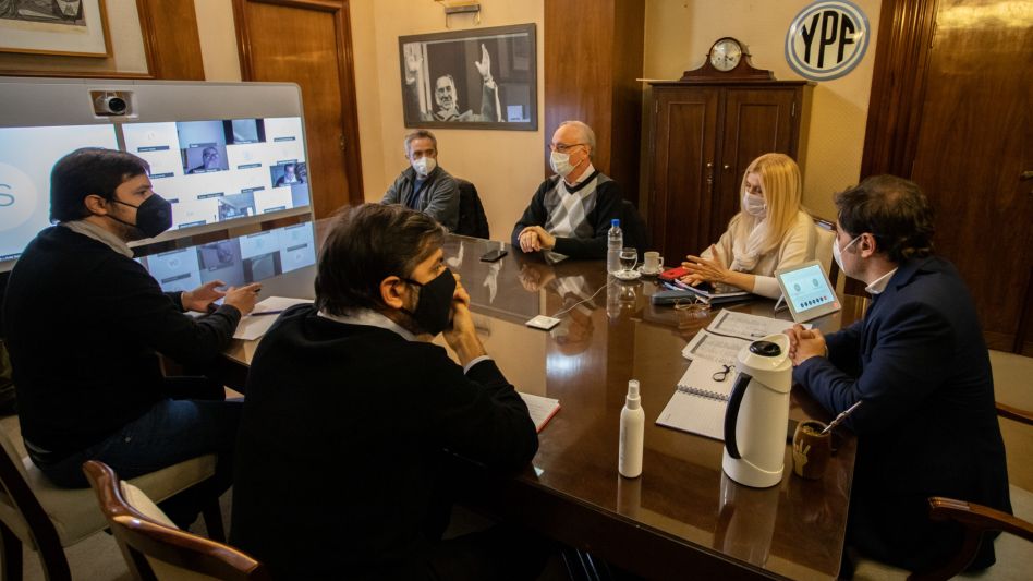 Kicillof, con Magario y ministros,en diálogo con el Comité de expertos.