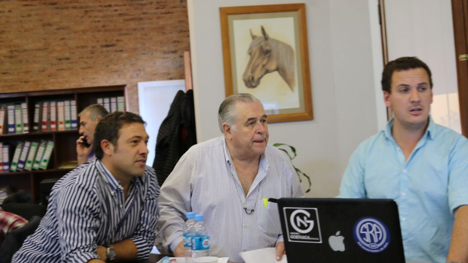Los martilleros Juan I. Goenaga, Daniel Biocca y Martín Iturralde ubicando la producción de Don Benjamín