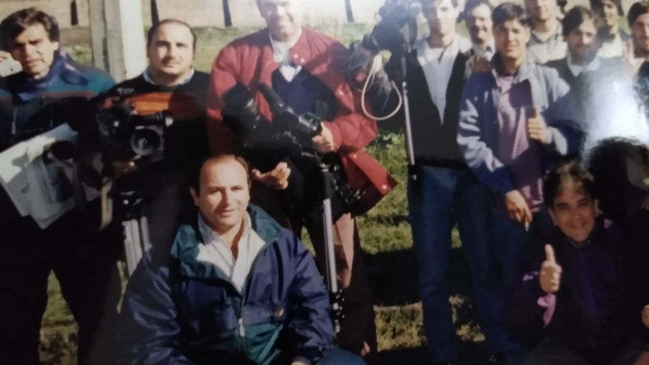 Enrique Flores junto a Marcelo Piraro y periodistas de medios nacionales durante la cobertura del motín de ?Los 12 Apóstoles? en Sierra Chica.  