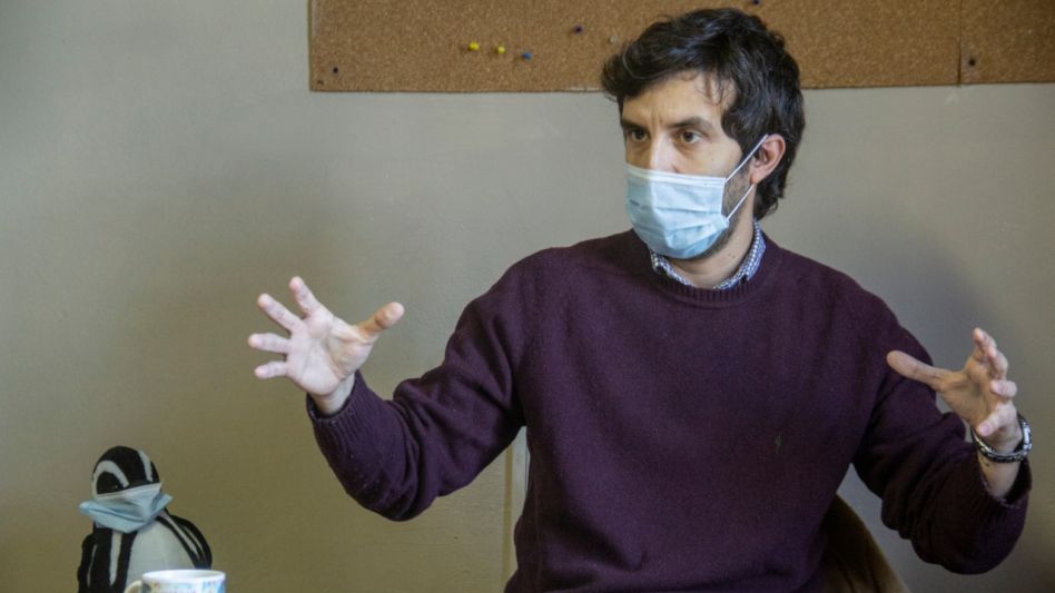 El nuevo titular de la Región Sanitaria IX, Ramiro Borzi, cuando habló con diario EL TIEMPO sobre el funcionamiento de la cartera provincial con sede en Azul.