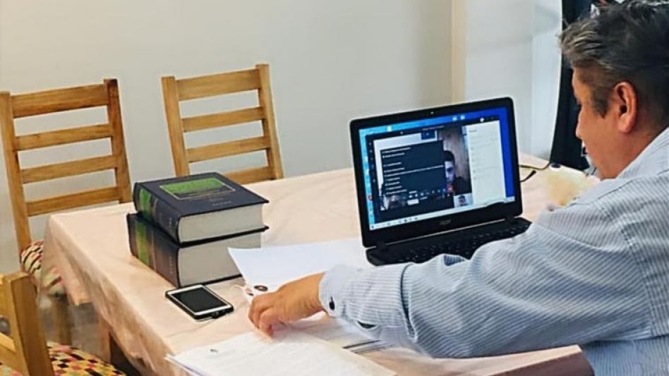 Dos imágenes de esta indagatoria virtual realizada ayer desde una de las fiscalías con asiento en Tribunales.   FOTOS: UFI 2/DEPARTAMENTO JUDICIAL AZUL