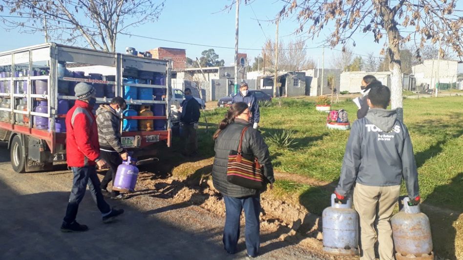 Referentes y militantes de Todos Azul colaboraron en el operativo donde 400 familias accedieron a garrafas de 10 kg a 300 pesos. PRENSA TODOS AZUL
