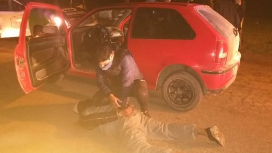 Dos imágenes relacionadas con lo que había sido este procedimiento. Los ahora detenidos permanecen por el momento en la comisaría primera. FOTOS: SECCIONAL PRIMERA AZUL/PBA