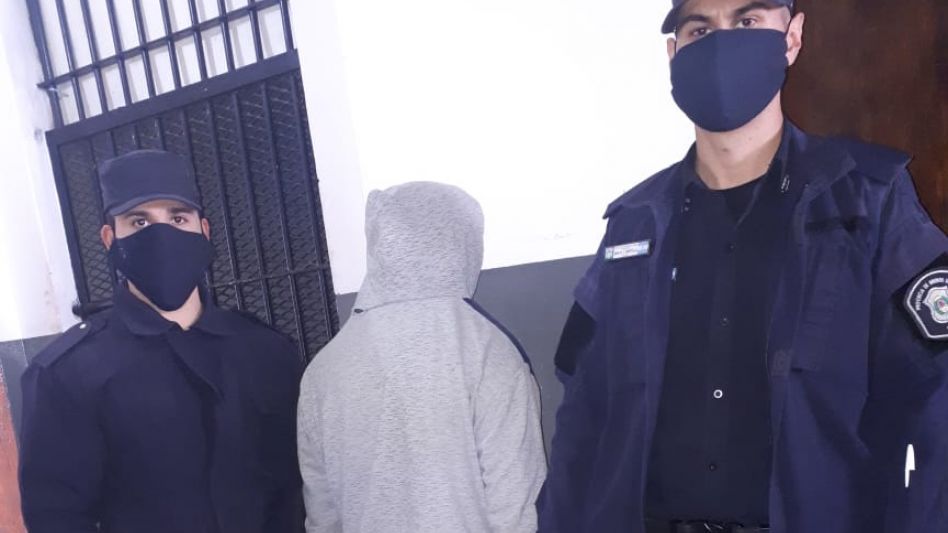 El joven aprehendido y el cuchillo incautado por el personal policial que intervino en este caso de violencia de género. FOTOS: JEPDS AZUL/PBA