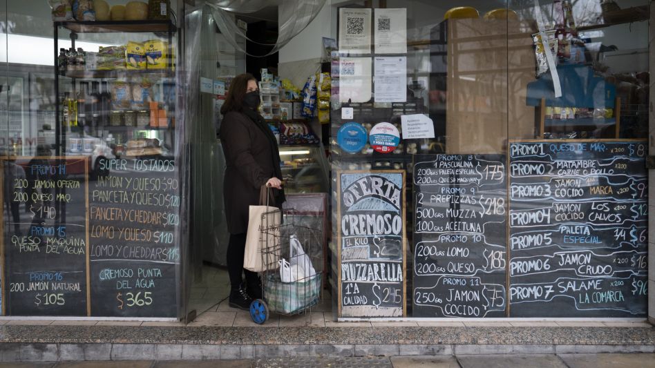 Una mujer porta una mascarilla mientras espera para ser atendida en un local. (Xinhua)