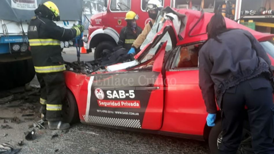 Dos guardias de seguridad privada murieron ayer en un accidente. Una de las víctimas fatales vivía en Azul. El Volkswagen Gol en el que circulaban chocó contra el acoplado de un camión. FO