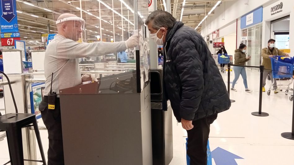 Los supermercados comenzaron a incorporar en su protocolo de prevención la toma de temperatura. (Télam)