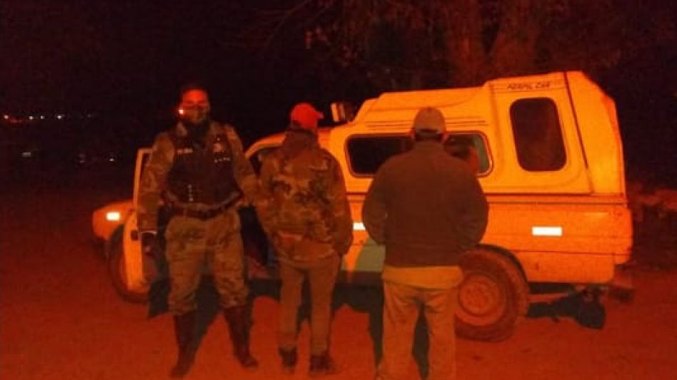 Un hombre y un joven domiciliados en Tandil fueron aprehendidos en jurisdicción del Partido de Azul, cuando habían venido a la zona rural a cazar. FOTOS: CPR AZUL/PBA