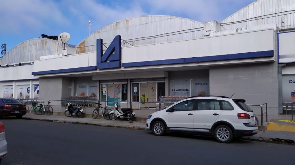 En Azul en calle Belgrano entre Avenida Cáneva y Lavalle. Un supermercado con su propia playa de estacionamiento y todas las comodidades para los clientes locales.   ANGIE DÍAZ JACQUOT 