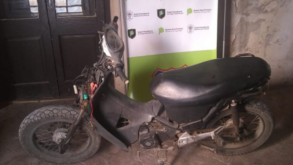 Policías del CPR Azul encontraron abandonada una moto que había sido denunciada como sustraída en septiembre del año pasado. CPR AZUL/PBA     