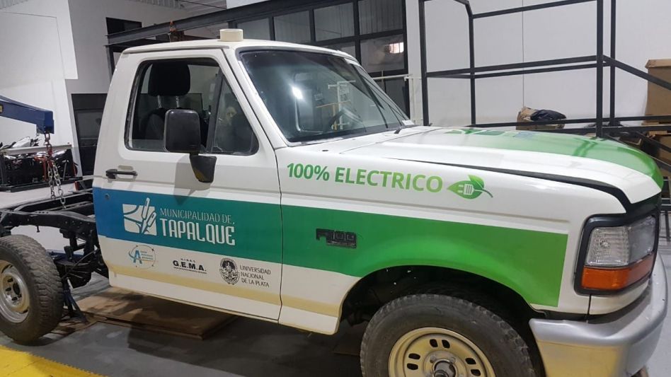 Tapalqué puso en marcha una camioneta Ford F100 eléctrica con baterías de litio. PRENSA FAC. ING. UNLP