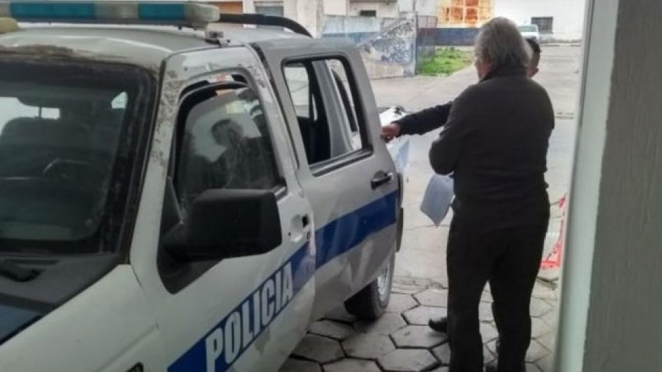 El conductor encausado. La imagen corresponde a agosto del año pasado, cuando era trasladado desde la comisaría a Tribunales para ser indagado. Por la muerte de cinco personas en un triple choque, aho