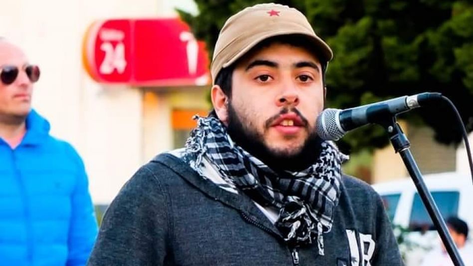 El dirigente del Partido Obrero de Azul, Federico Burgos, es uno de los encargados de la campaña solidaria para ayudar a comedores y ollas populares de esta ciudad.