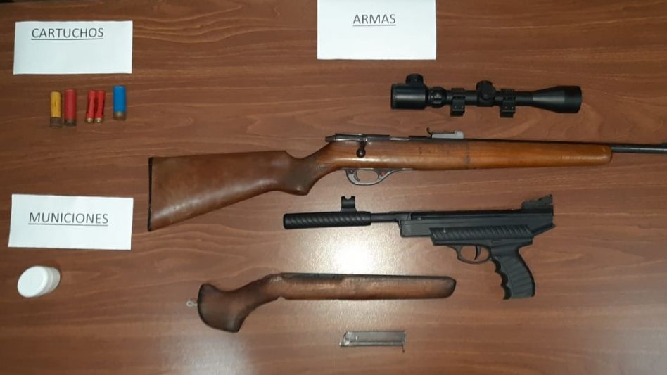 Los elementos que personal policial halló e incautó en estos tres allanamientos que se hicieron en el Barrio El Sol: cartuchos, armas y municiones.  EPDS AZUL/PBA