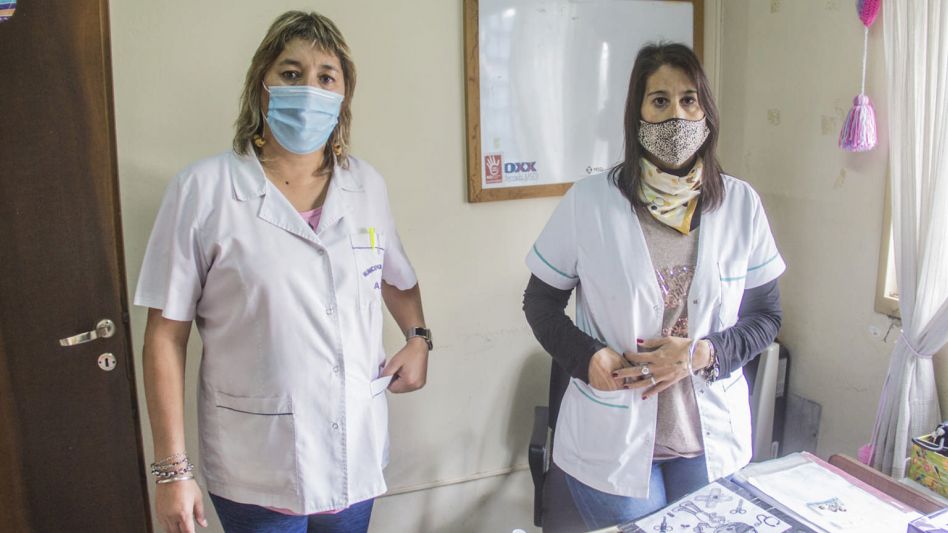Nancy Herrera y Verónica Arcuzio contaron a EL TIEMPO lo que fue este robo ocurrido en el CAPS del Barrio San Francisco de Asís. FOTOS: NICOLÁS MURCIA   