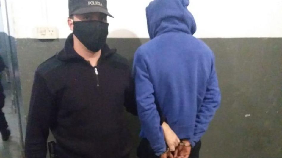 Al hombre que ayer fue detenido iban a trasladarlo hoy a Tribunales para ser indagado por el robo en el polirrubro. EPDS AZUL/PBA