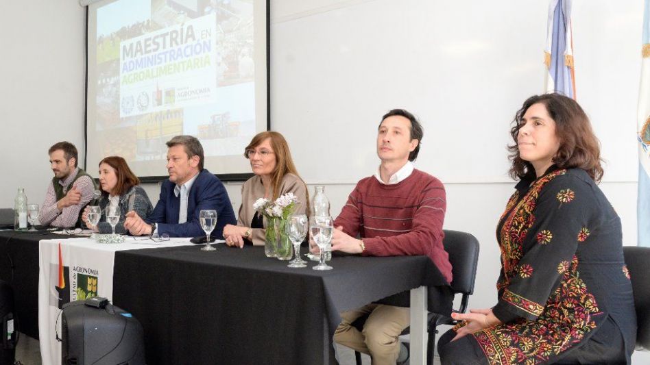 Foto de archivo 2019: rector de la UNLPam (Esp.) Oscar D. Alpa; la Decana de la Facultad de Agronomía (UNLPam), Lic. Ana Urioste ,  Decana de la Facultad de Agronomía (UNCPBA), Ing. Agr. (M. Sc.) Lili