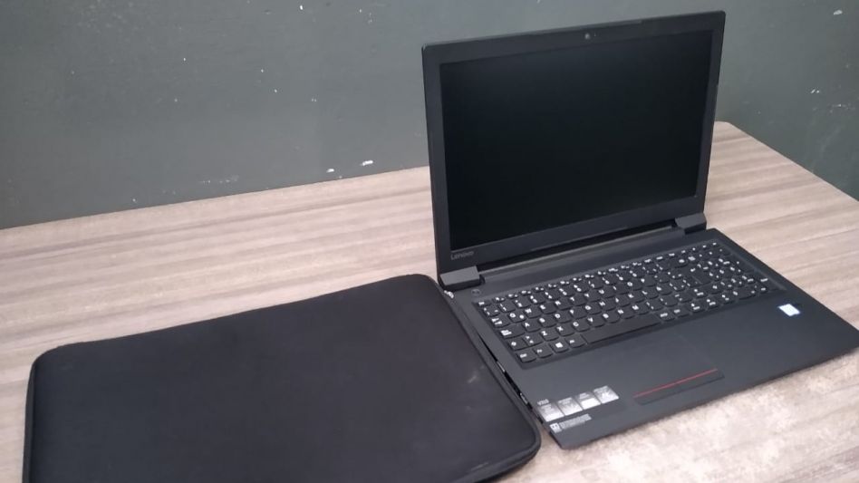 La computadora robada que la Policía halló en la casa de quienes habrían cometido este ilícito. FOTO: SECCIONAL PRIMERA AZUL/PBA
