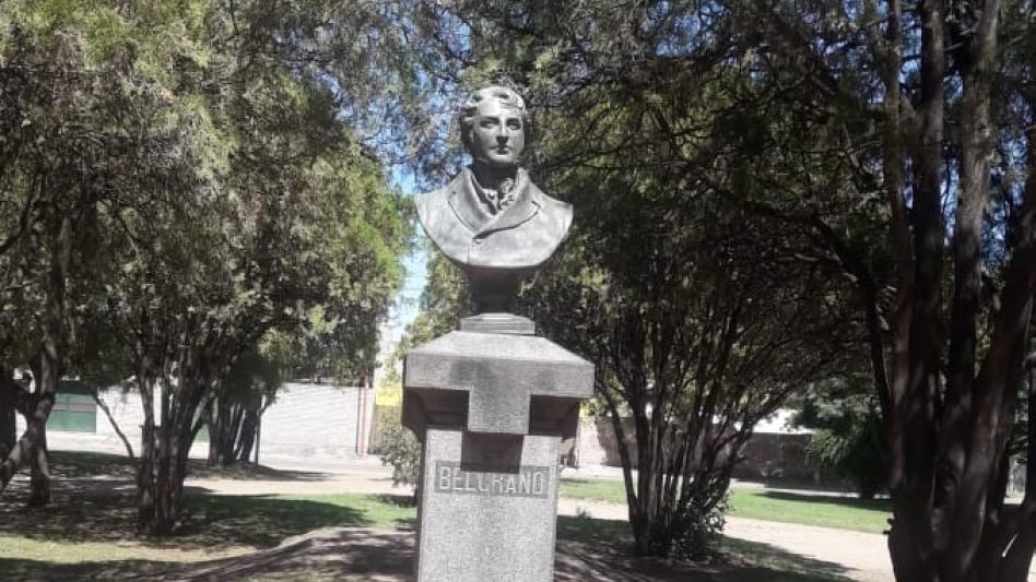 El busto que se halla en la Plaza General Belgrano, originalmente se encontraba en el Parque Municipal.