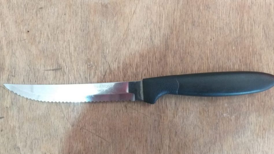 El cuchillo que la Policía incautó el día que el acusado de este caso de violencia de género había sido aprehendido. Un juez de Garantías lo procesó con prisión preventiva, mientras sigue privado de l