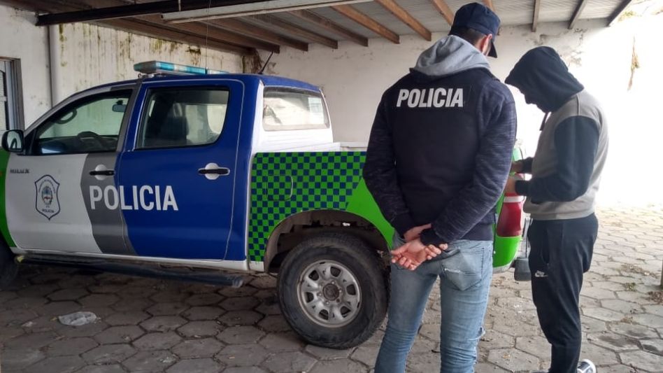 Personal policial había notificado ayer al vecino involucrado en esta situación sobre la causa penal que ahora se está instruyendo. FOTOS: EPDS AZUL/PBA